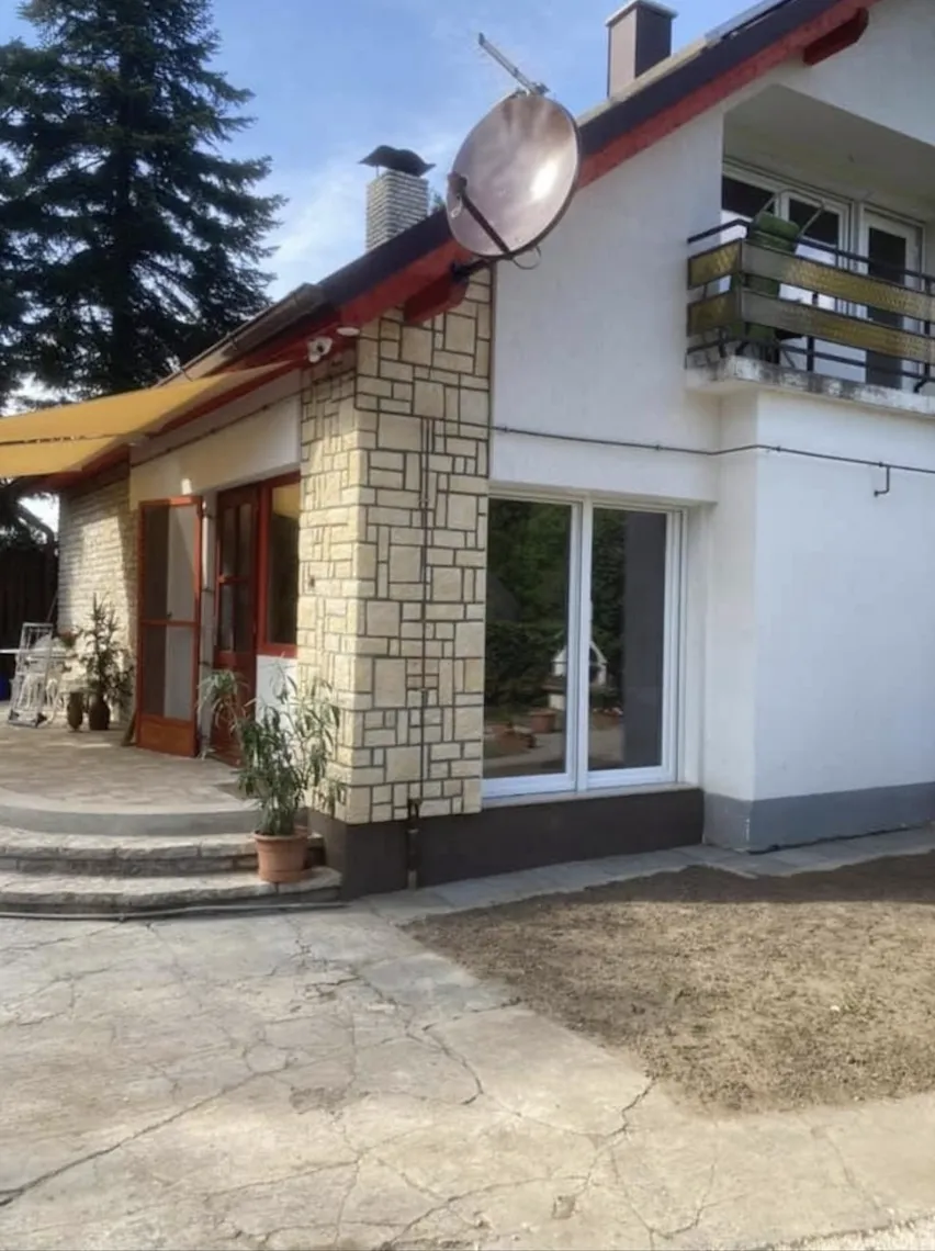 Kőburkolatos homlokzat és kertkapu — Reiter Milán referencia