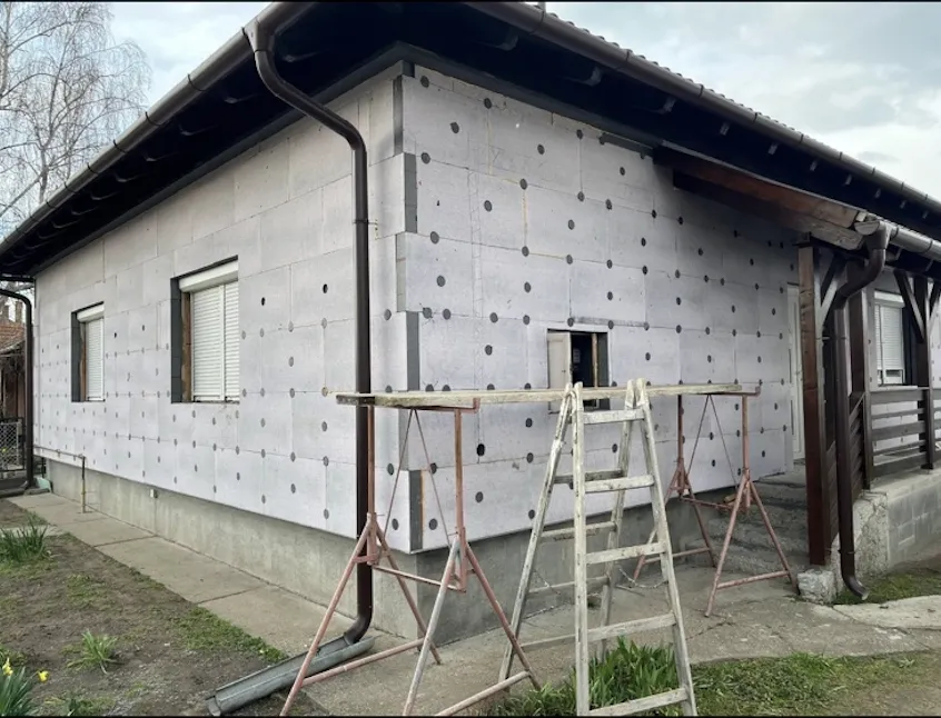 EPS homlokzatszigetelés felszerelve kétszintes házon — munkafázis